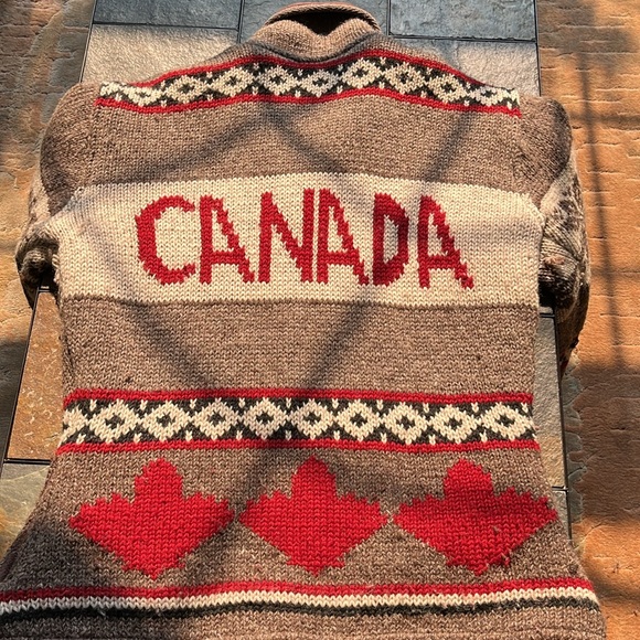 100% wool exterior with polyester lining coat. Size Large. - Picture 4 of 8